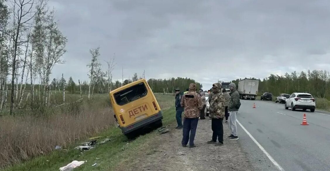 Автобус с детьми столкнулся с большегрузом на трассе Омск–Тюмень, один ребенок погиб