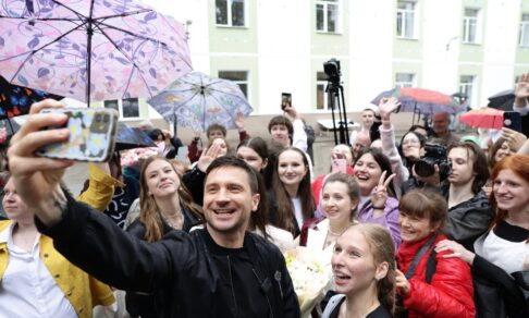 Сергей Лазарев приехал на последний звонок к нижегородским школьникам