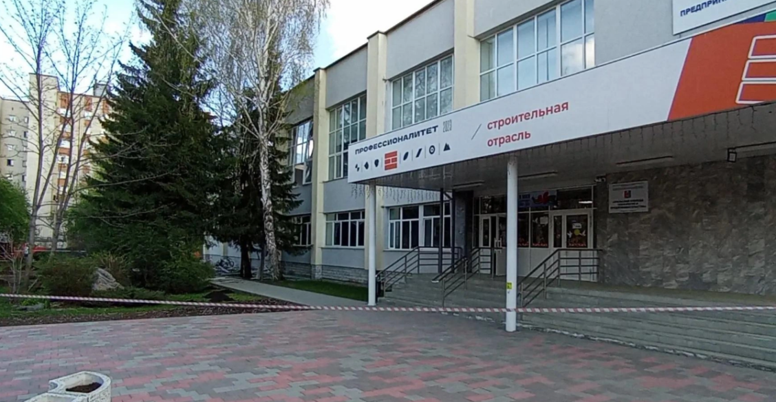 «Был слышен громкий хлопок»: в Уральском колледже обрушилась крыша спортзала