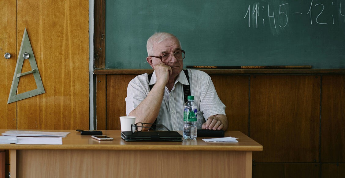 Шесть часов без еды и оплата 600 рублей. Как учителя работают на ОГЭ и ЕГЭ