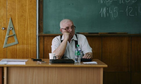Шесть часов без еды и оплата 600 рублей. Как учителя работают на ОГЭ и ЕГЭ