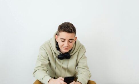 Четверть всего времени в интернете дети 12–17 лет проводят в TikTok