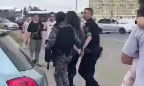 В Краснодаре мужчина с ножом напал на посетителей в торговом центре