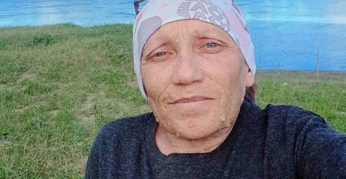 Светлана достает одежду из шкафа и начинает плакать. Любая вещь причиняет боль