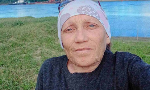 Светлана достает одежду из шкафа и начинает плакать. Любая вещь причиняет боль