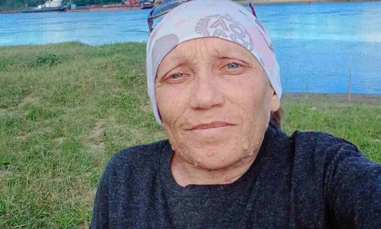 Светлана достает одежду из шкафа и начинает плакать. Любая вещь причиняет боль
