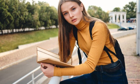 «Я плакала на выпускном из-за синего аттестата». Отличница потеряла медаль после ЕГЭ
