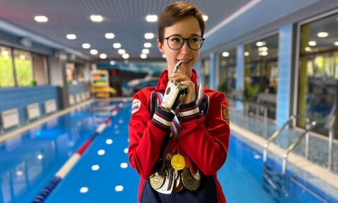 «В пять лет я сняла протез, прыгнула в воду и поплыла». Паралимпийская чемпионка Полина Антипина