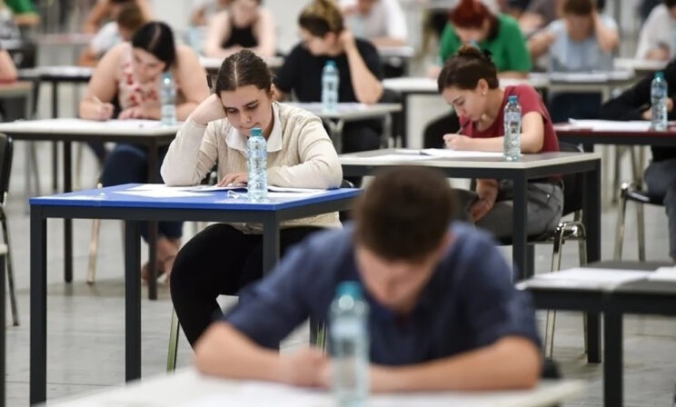 Подростки участвуют в школьной олимпиаде