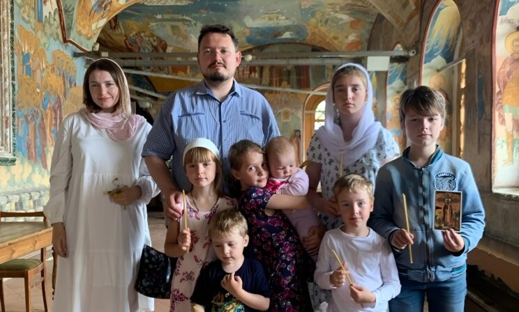 У священника Анатолия Колота и его жены семеро детей. Им нужен дом