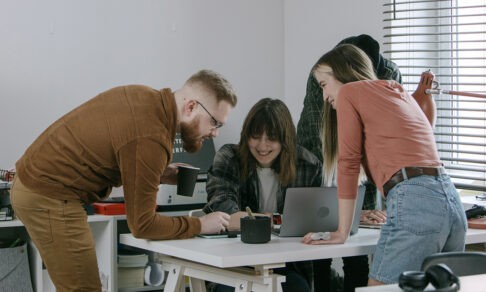 Молодые сотрудники работают в офисе