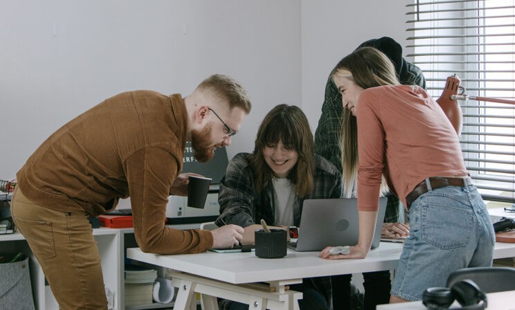 Молодые сотрудники работают в офисе