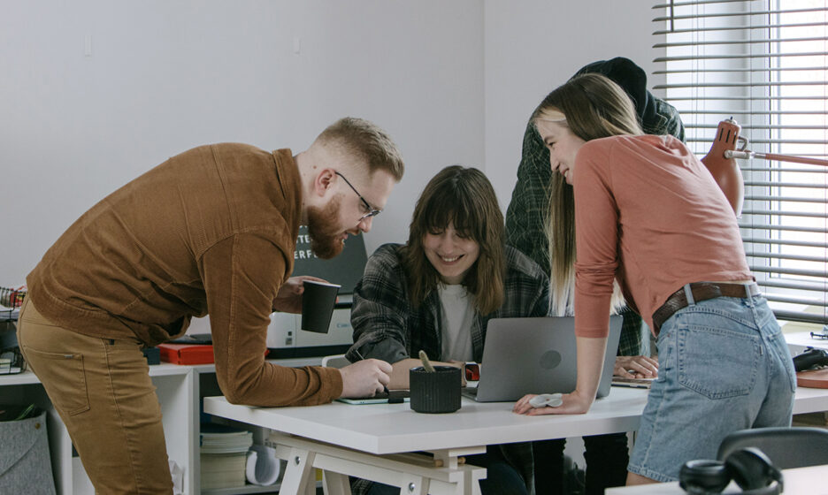 Молодые сотрудники работают в офисе