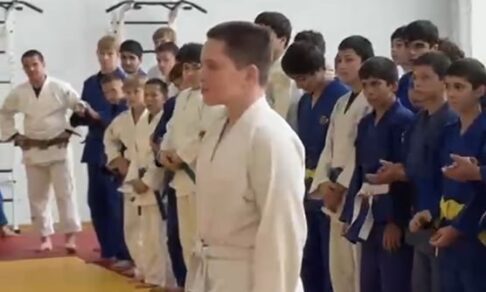 «Если не среагирую быстро — они утонут»: 12-летний спортсмен спас двух малышей в Дербенте