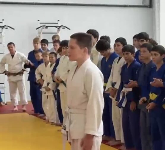 «Если не среагирую быстро — они утонут»: 12-летний спортсмен спас двух малышей в Дербенте