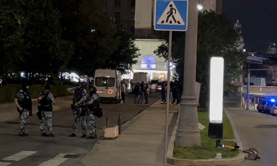 Росгвардия стоит возле ресторана в Москве после взрыва