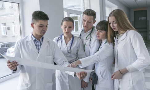 «Я — первая в списке на бюджет, но учусь платно». Студенты-медики — об ординатуре