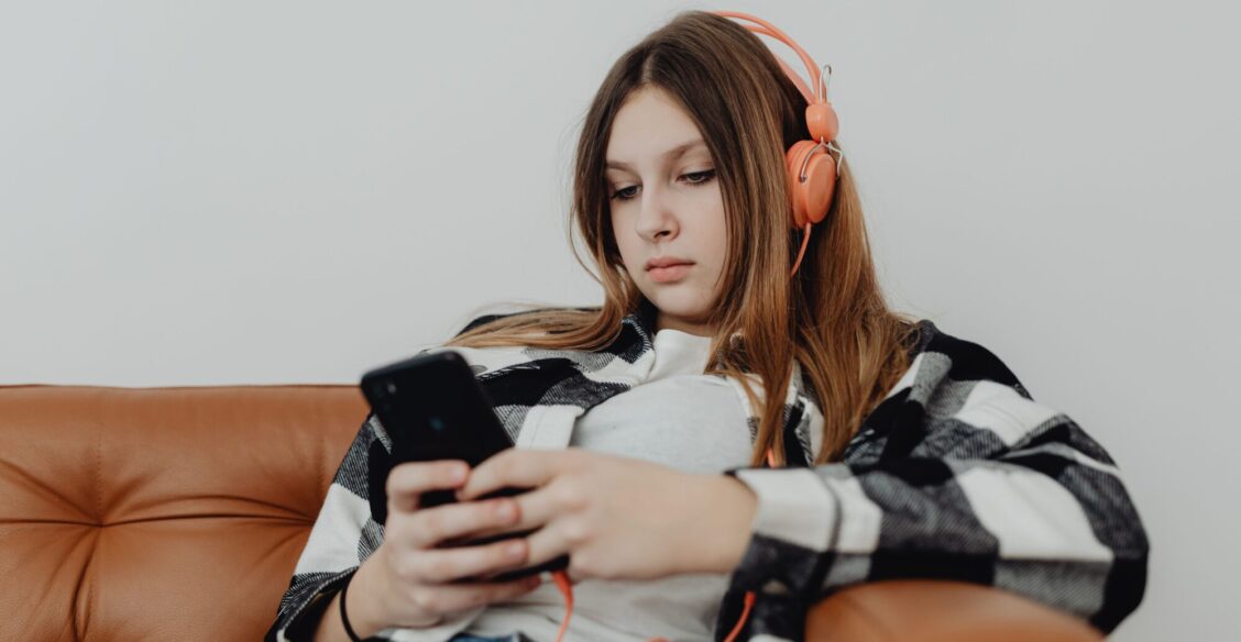 «15-летняя дочь часами смотрит рилсы». Психолог — о том, как оторвать подростка от смартфона