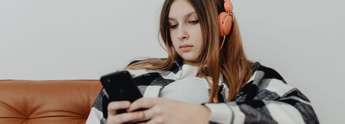 «15-летняя дочь часами смотрит рилсы». Психолог — о том, как оторвать подростка от смартфона