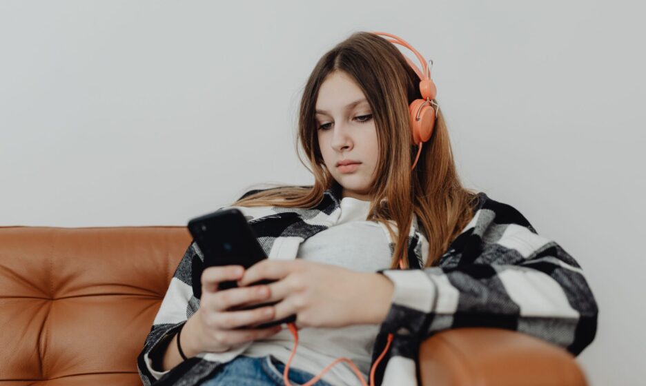«15-летняя дочь часами смотрит рилсы». Психолог — о том, как оторвать подростка от смартфона