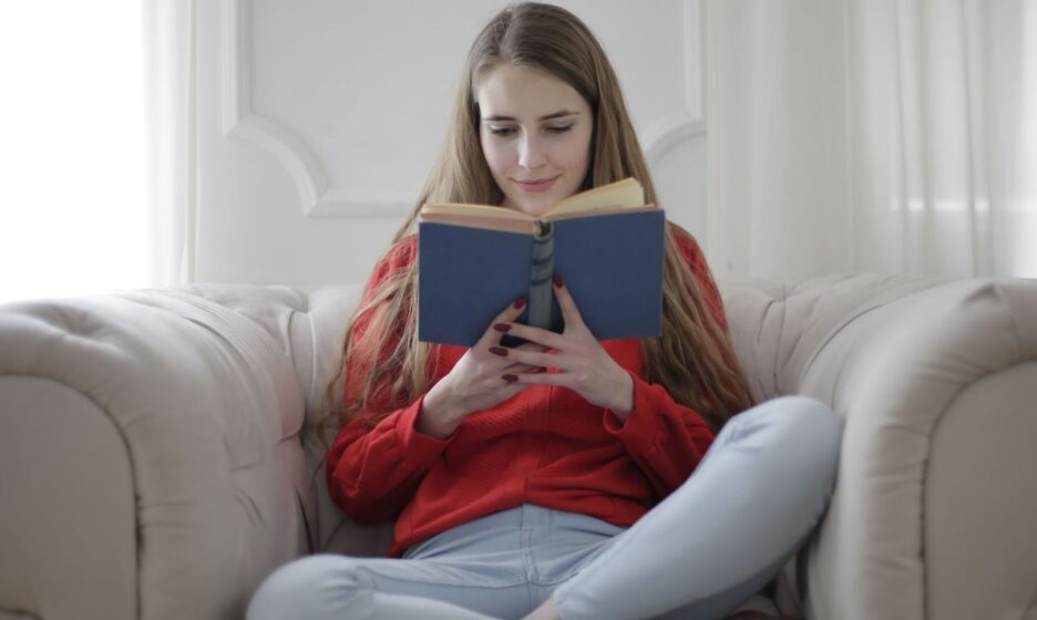 Опрос: только 14% школьников прочитали все книги из списка на лето