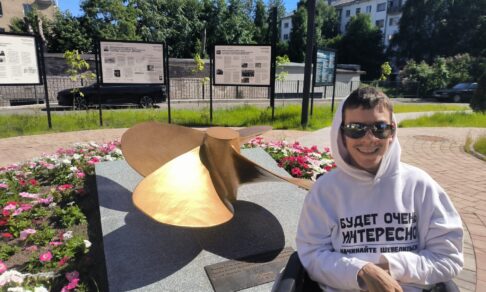Парень с ДЦП из Архангельска стал экскурсоводом и посетил 20 городов России