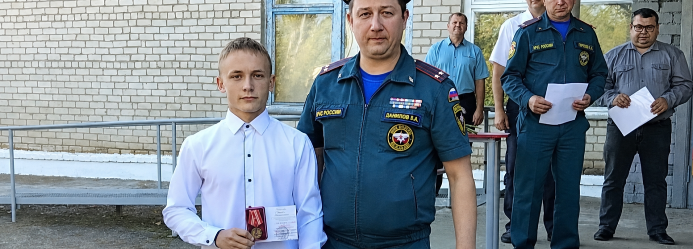 15-летний школьник и его отчим спасли четырех человек из горящего дома
