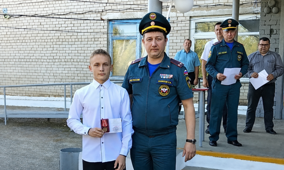 15-летний школьник и его отчим спасли четырех человек из горящего дома