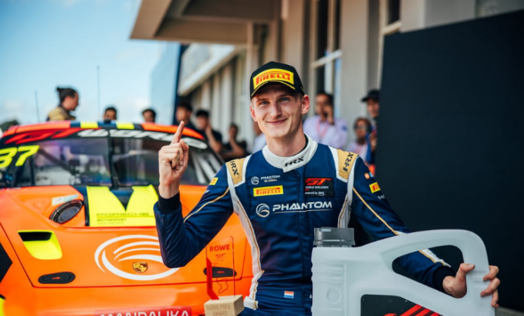 Автогонщик Лоек Хартог спас своего соперника на чемпионате в Китае