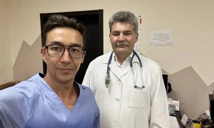 Врач - отец и сын спасли пассажира в самолете
