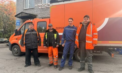 В Мурманске дорожные рабочие поймали девочку, прыгнувшую из окна во время пожара