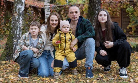 «Нам тебя послала мама». Ирина потеряла дочь, Владимир — жену, у них семеро детей на двоих