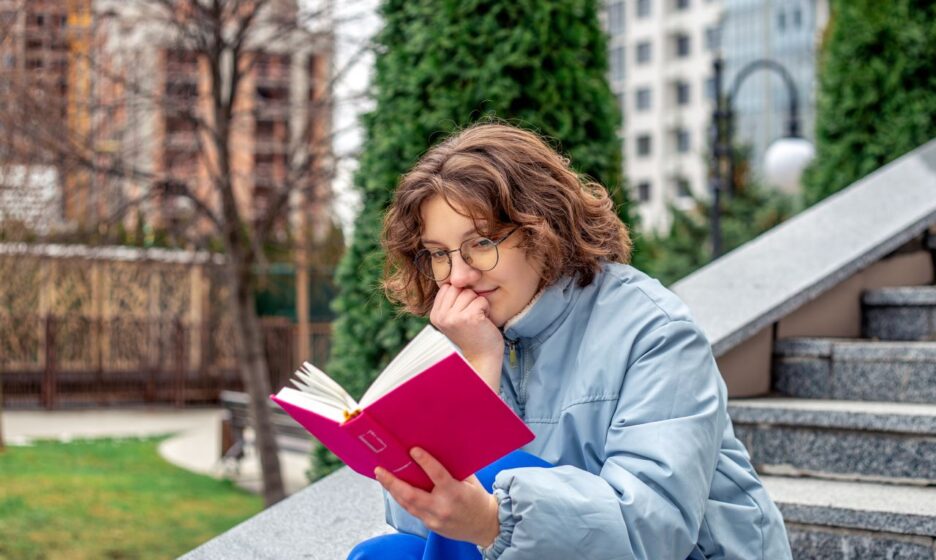 66% российских зумеров читают книги несколько раз в неделю и чаще